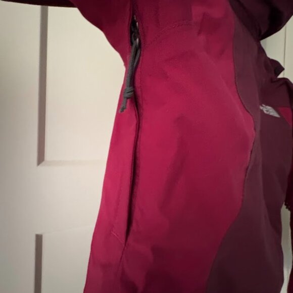 The North Face Burgundy Hyvent hooded Vented Rain snow jacket- SMALL - Picture 4 of 6